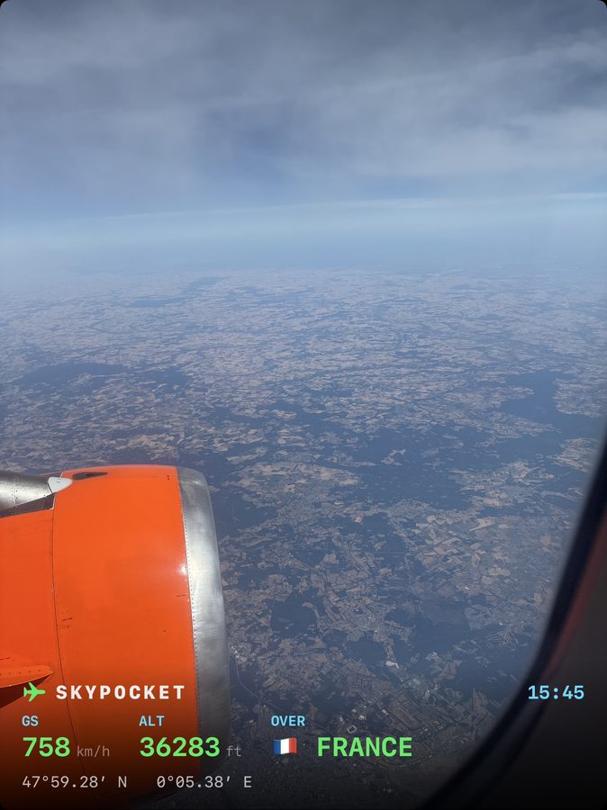 Over France at 758 km/h: the stamp follows your units