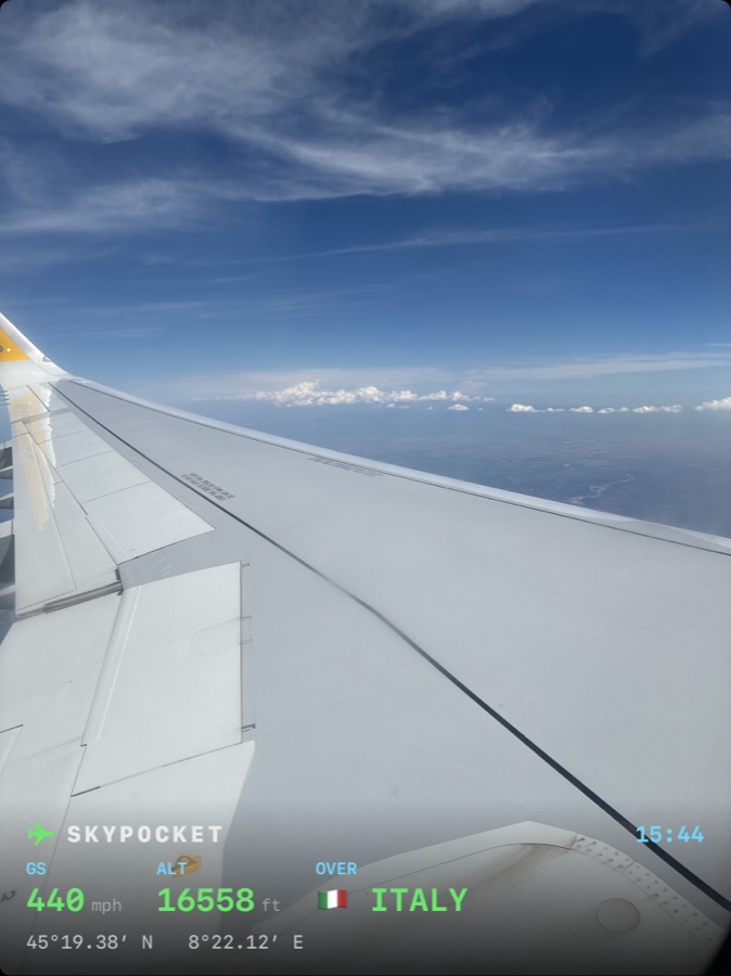 Echtes Foto über Italien: der Flügel im tiefen Blau, gestempelt mit 440 mph und 16.558 ft