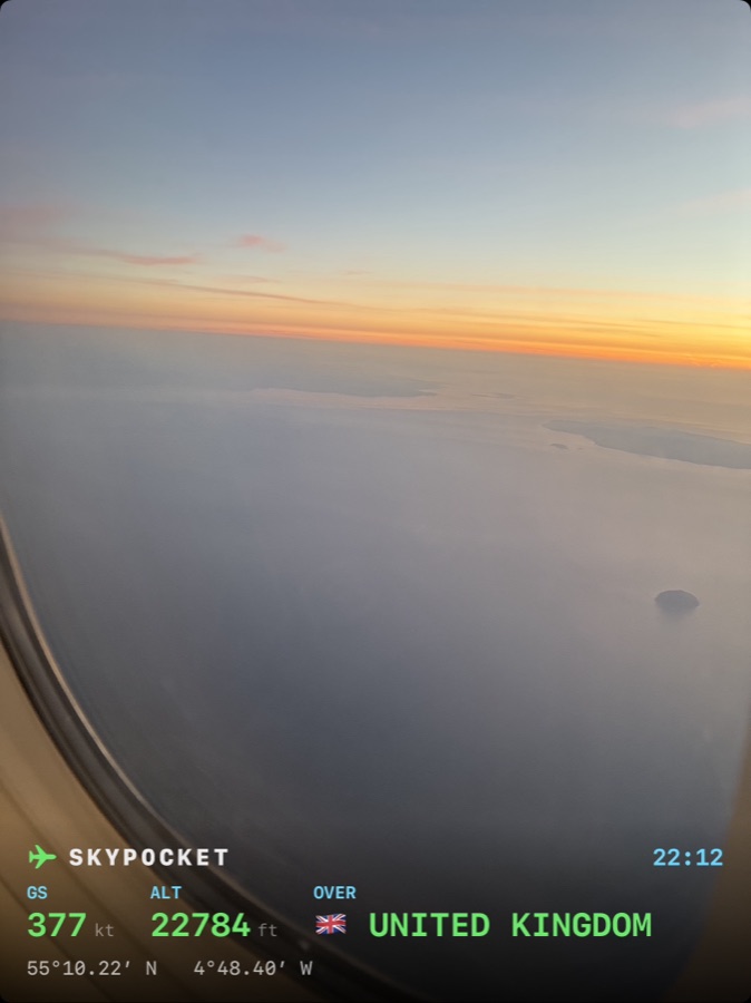 Echtes Foto eines Sonnenuntergangs über der Irischen See, gestempelt mit 377 kt auf 22.784 ft