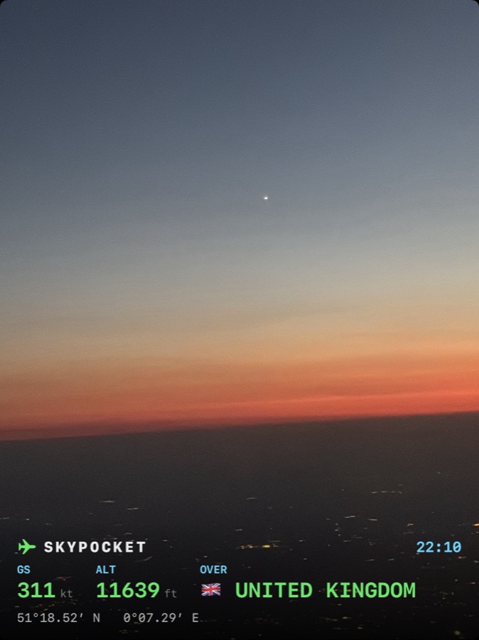 Echtes Foto in der Dämmerung, Stadtlichter tief unten, gestempelt mit 311 kt auf 11.639 ft