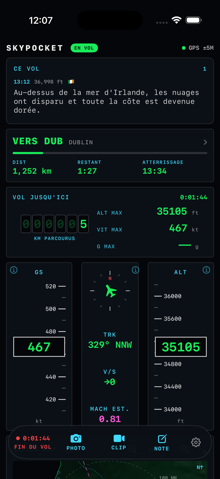 Cockpit enregistrant un vol : le dock de vol avec les boutons fin, photo, clip et note, la note de ce vol et les instruments à ruban en temps réel